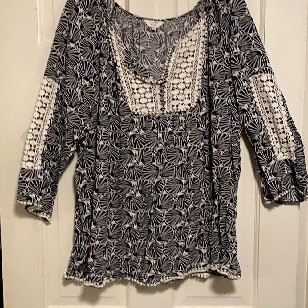 Crown & Ivy top with cute crotchet details